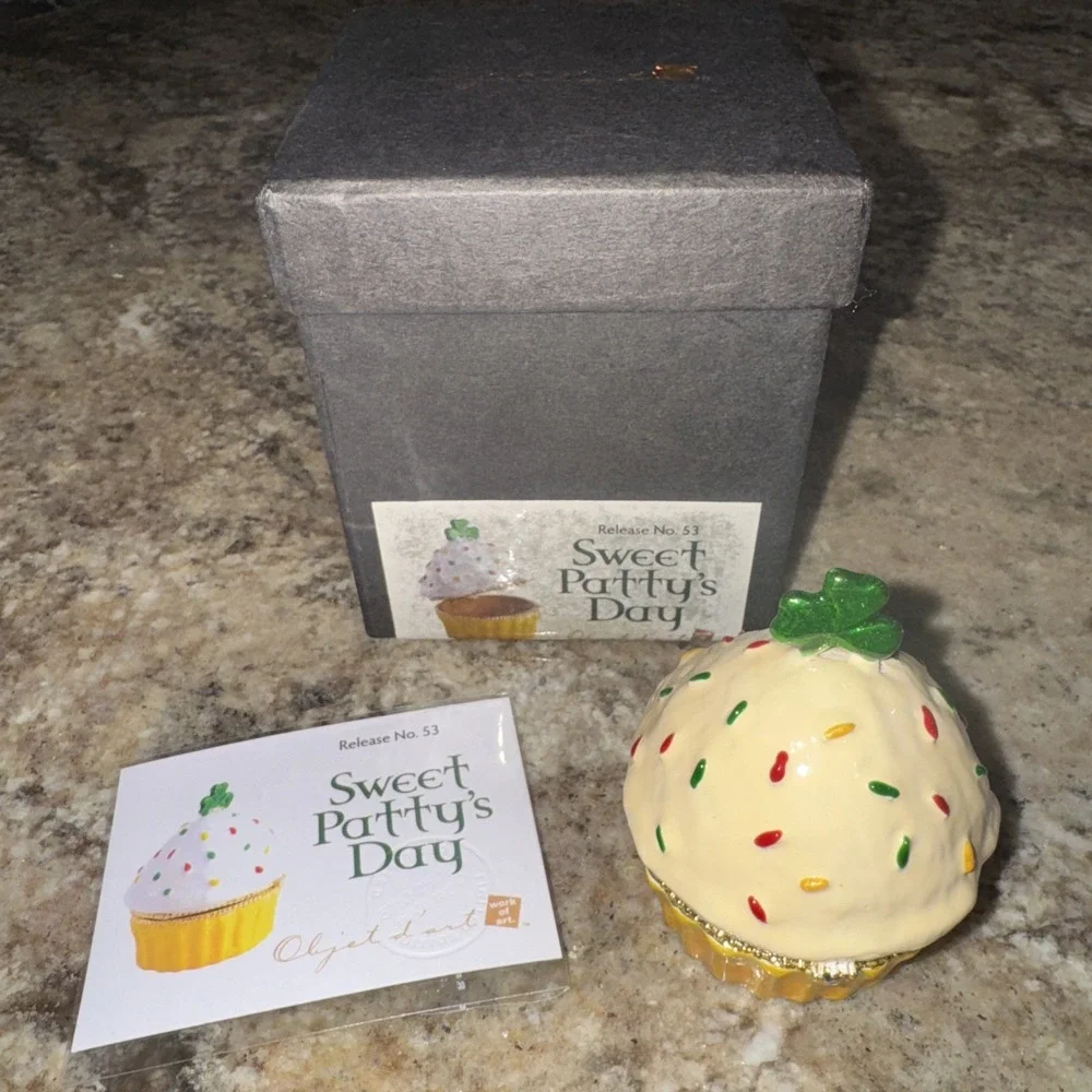 Objet D'Art #53 SWEET PATTY'S DAY Cupcake  Blinged Hinged‎ Trinket Box